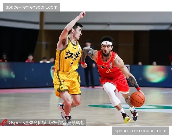 深圳队贺希宁加练底角三分,为应对对手收缩防守做准备 深圳队贺希宁加练底角三分,为应对对手收缩防守做准备